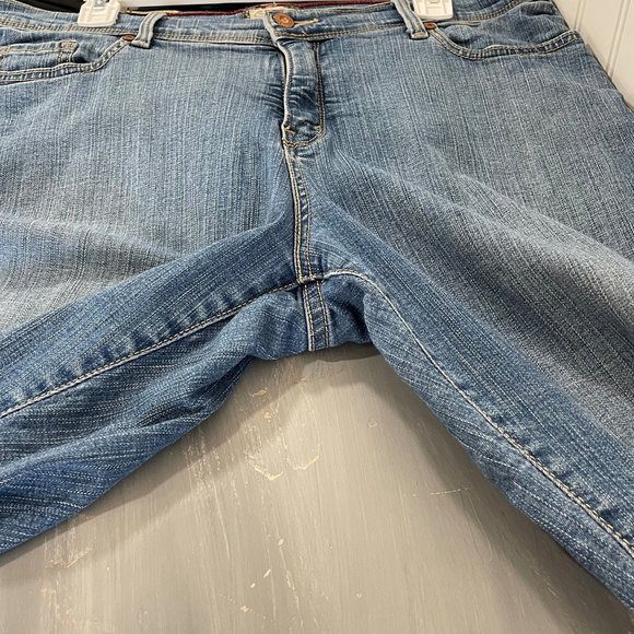 Levi's Women's 16P Perfectly Slimming 512 Capri 5 Pocket Jeans - Picture 3 of 9